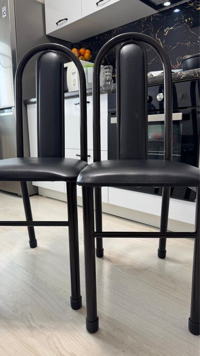Кухонные стулья черного цвета 4 штуки