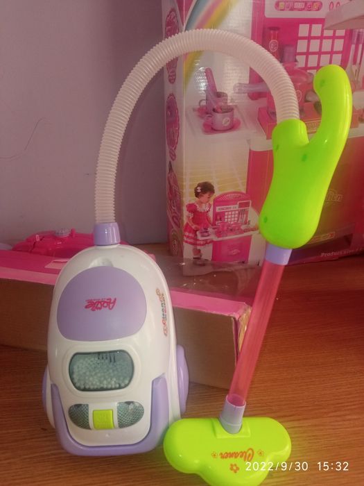 Детская швейная машина и пилесос