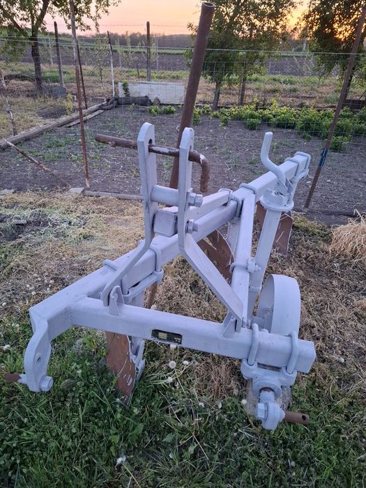 Vând plug trei brazde și tractor pe senile SV 445