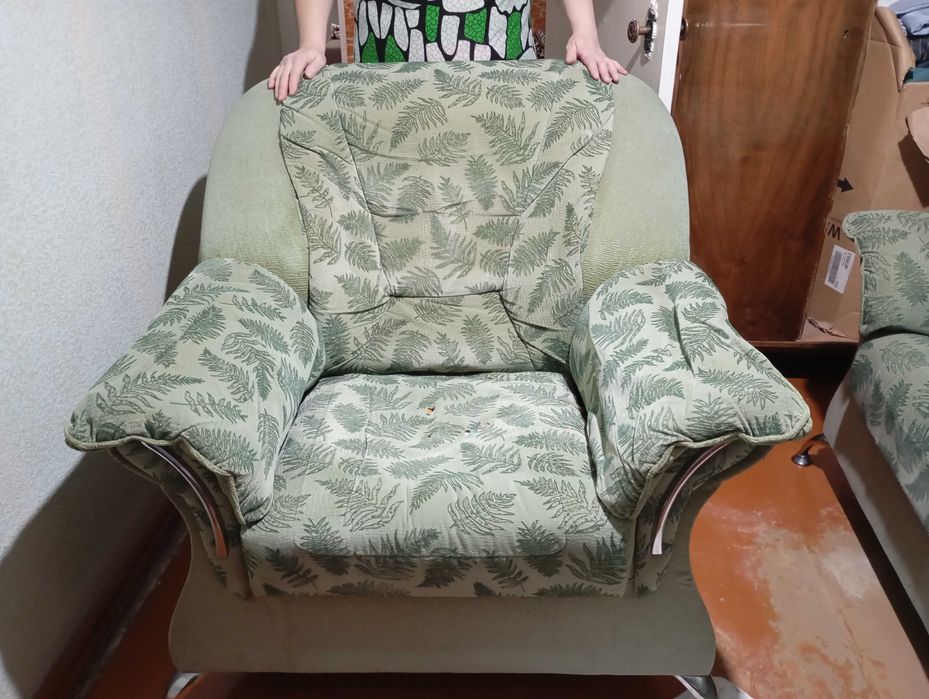 Продается мебель для зала один диван и два кресла