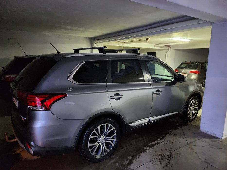 Vand  mitsubishi outlander 2016 sau schimb cu hibrid suv