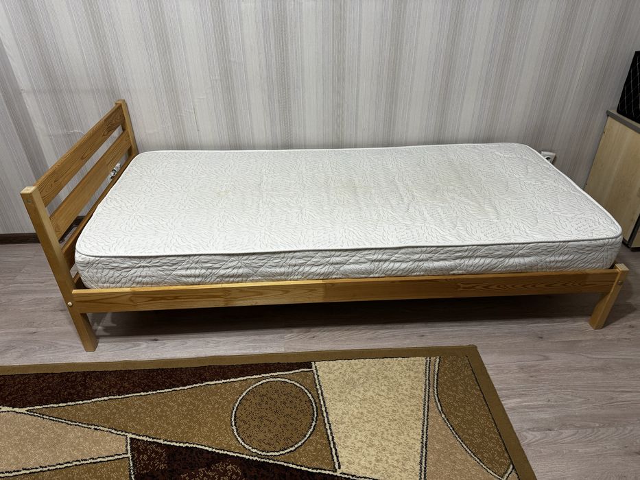 Кровать.