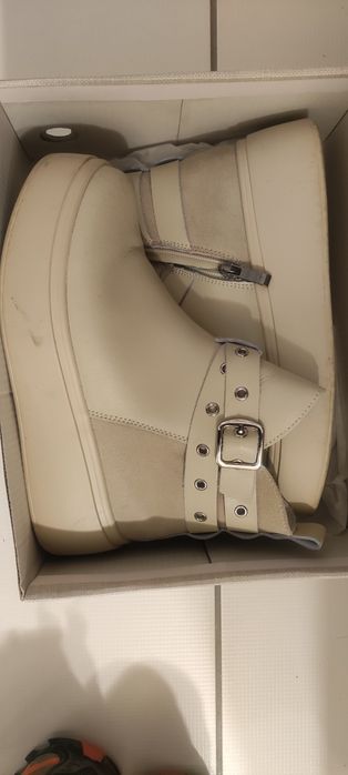 Vând  Botine  piele naturală crem