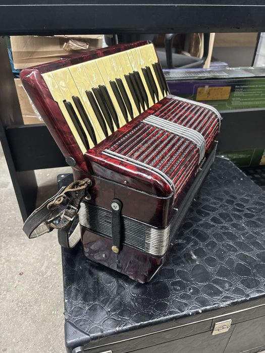 Acordeon Hohner Tango 2 cu 80 basi vergea  lunga vergele