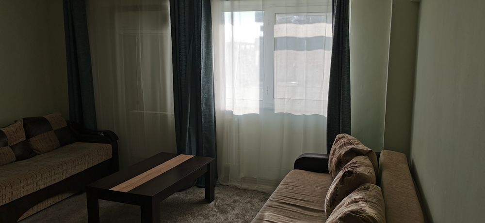 Inchiriez apartament 2 camere, mobilat, situat in Piata Centrala.