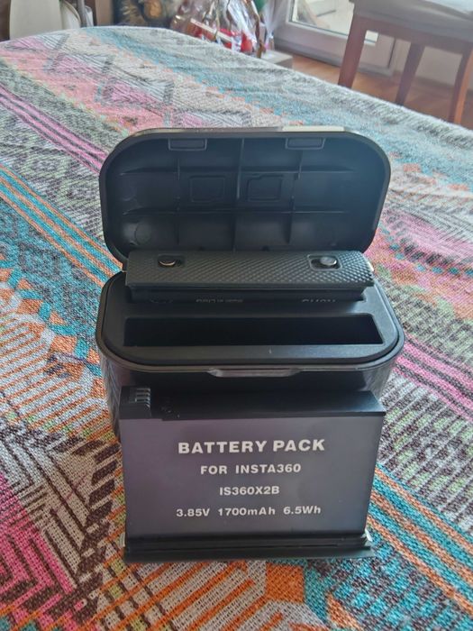 Продавам комплект батерии IS360X2B + кейс/хъб aMagisn за INSTA360