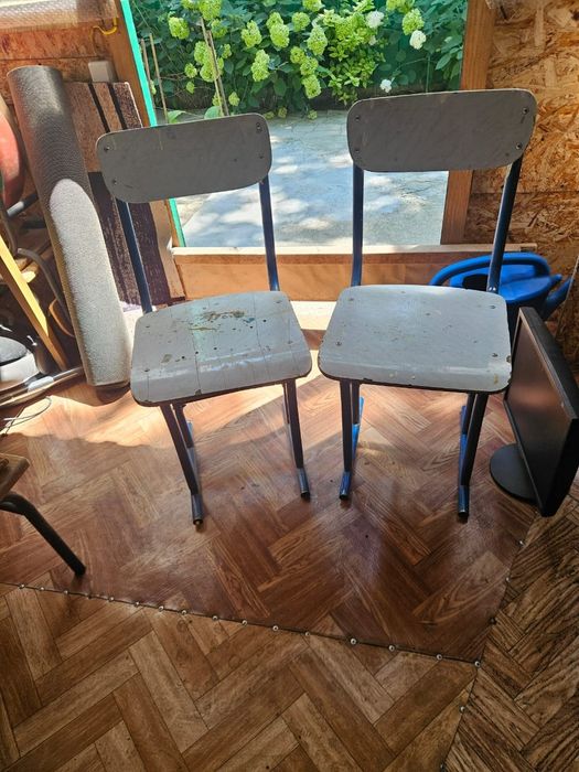 Продам школьные стулья