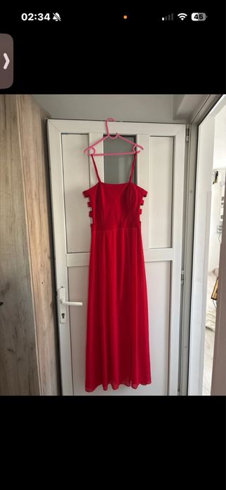 Este o rochie frumoasa  este s/m