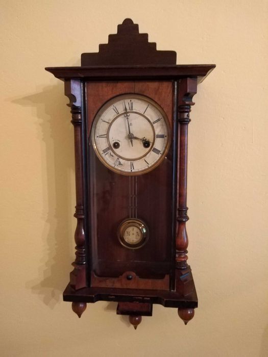 Старинен стенен часовник и огледало