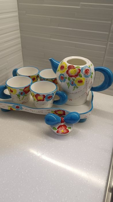 Сервизный набор (чайник+чашки)
