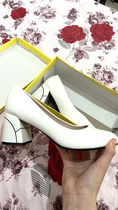 Белый туфли размер 37 надеты всего один раз, на 2 часа