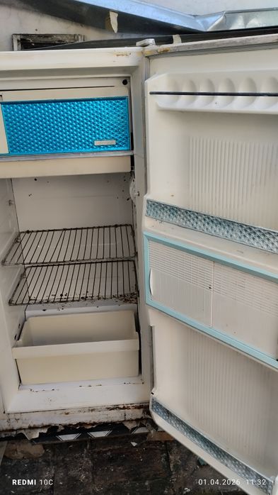 Продаю три холодильника два рабочих один почему то перестал работать,