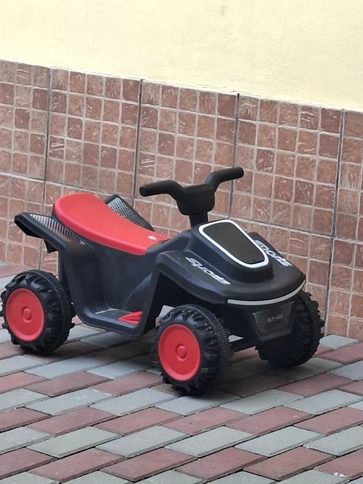 Masinuta de copii cu lumini si muzica