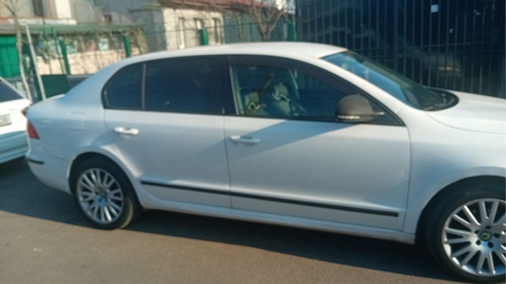 SKODA Superb 2011 — imagine 4