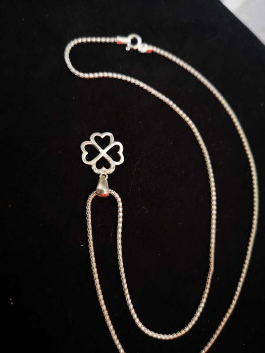 Чисто ново ефектно сребърно колие с детелинка висулка