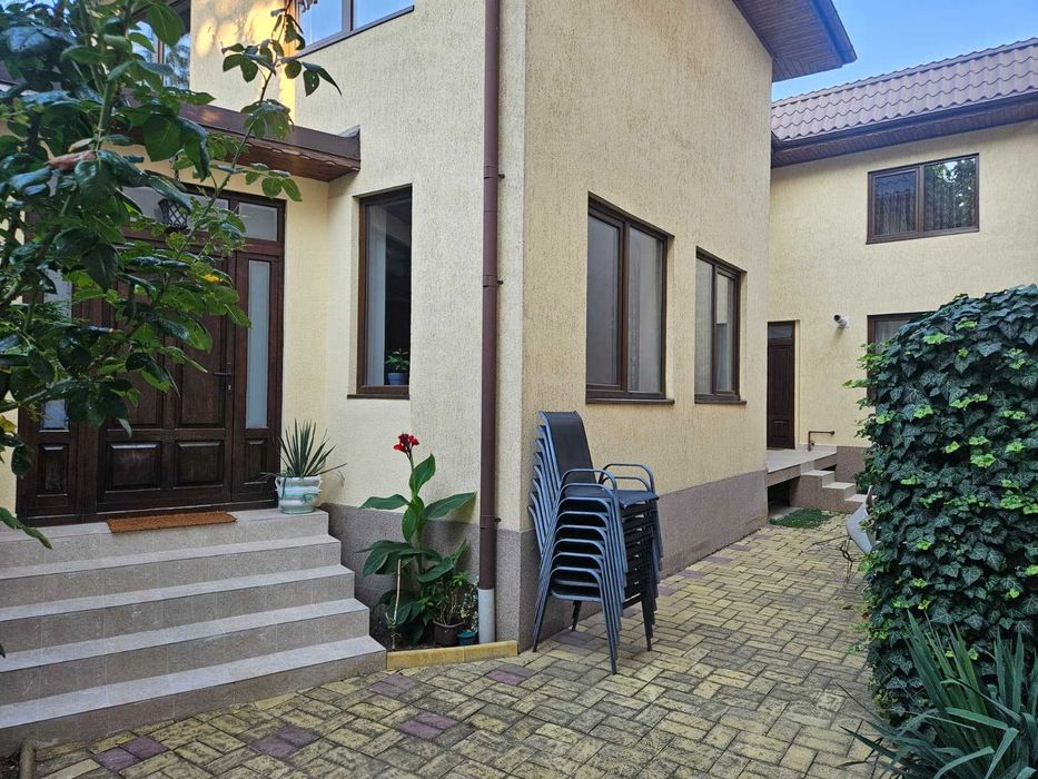 Casă individuală cu 7 camere în Domenii