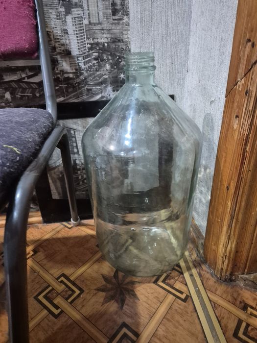Продам стеклянный бутыль
