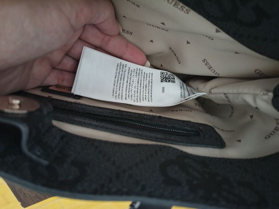 Poșetă tote femei Guess Erenia neagră cu logo print 910POSSHWSO7838060N