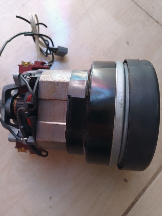 Motor universal cu regulator de viteza .