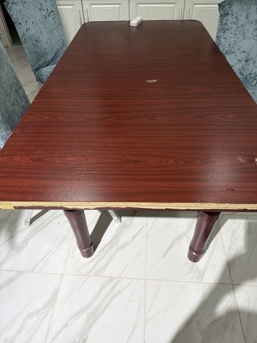 Продаеться стол со стульями