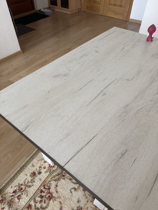 Кухонный стол обеденный