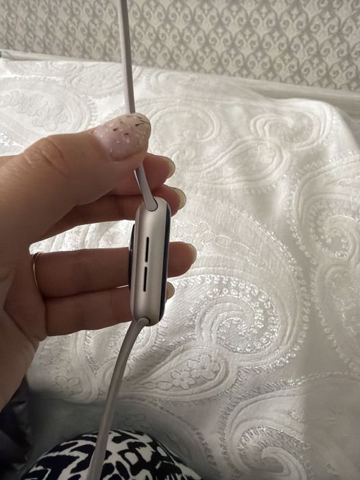 СРОЧНО ПРОДАМ Apple Watch SE 2024