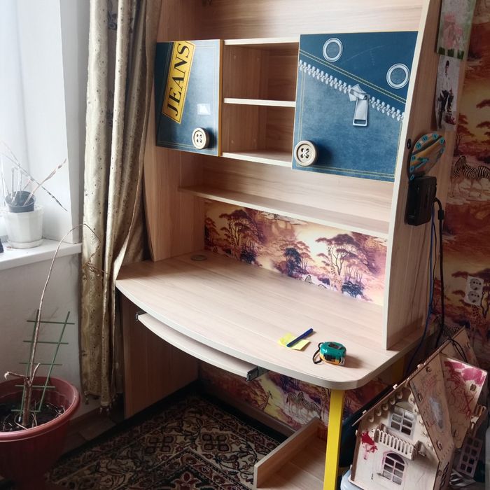Школьный стол с полками