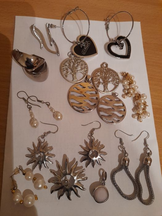 Обици,брошки.плакат на Азиз