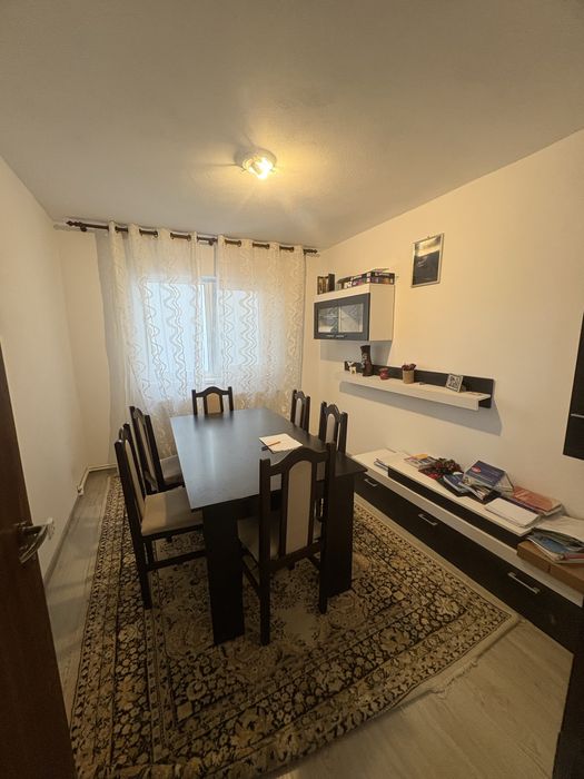 Vând apartament 4 camere + garaj la demisol
