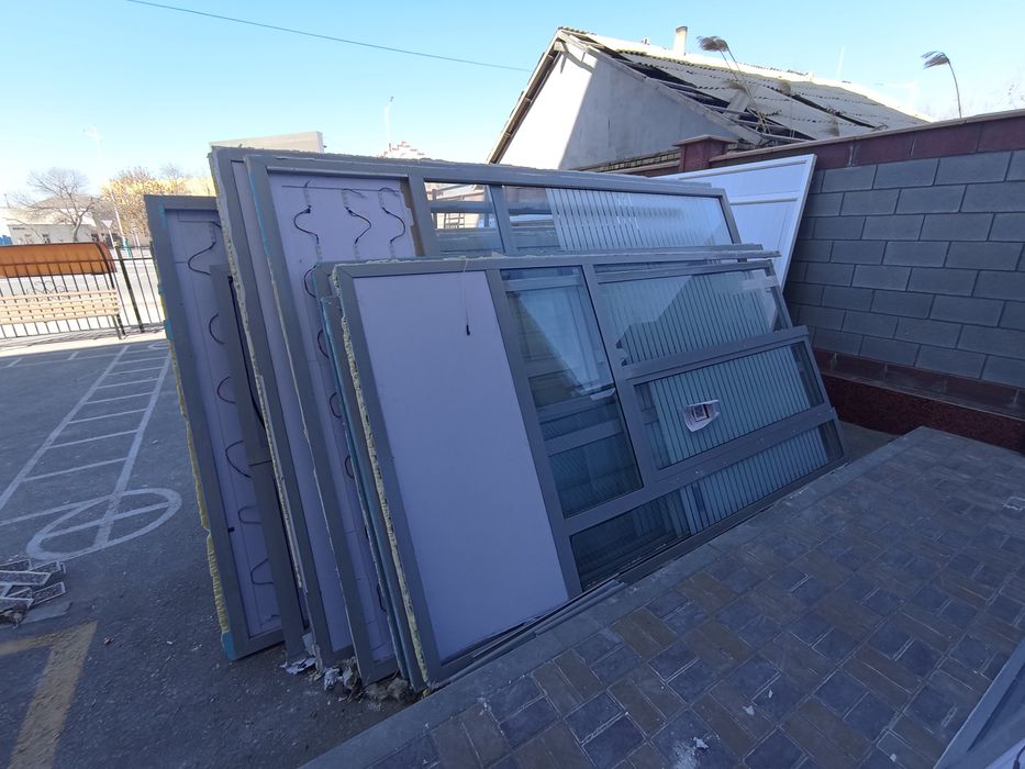 Әйнек есіктер сатылады