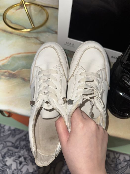 продаю 2обуви лофер и кроссовки