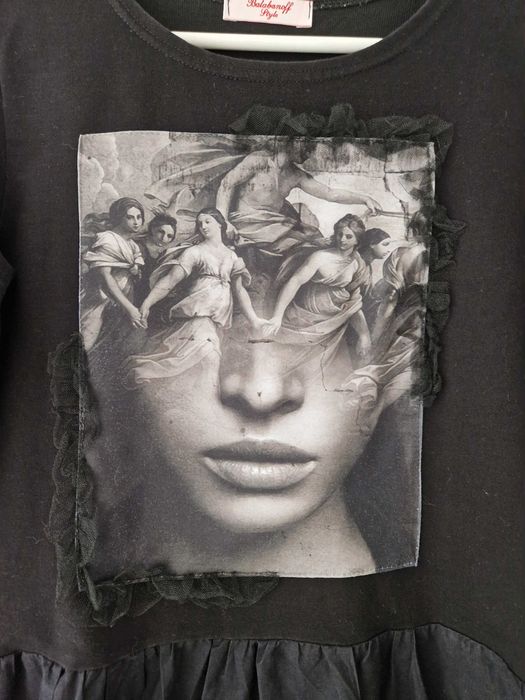 Tunica cu tablou renascentist pe piept