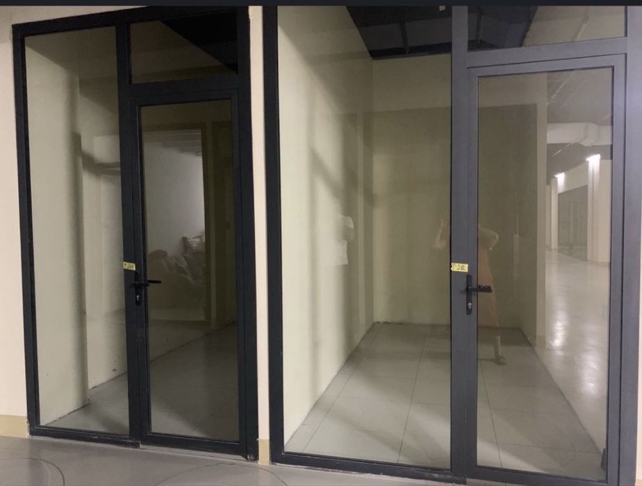 Ibn Sino Stroy Mart savdo markazida joylashgan