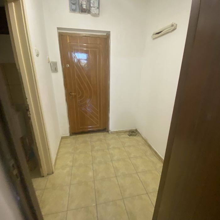 Vand Urgent Garsoniera etaj 2 Tineretului Pitesti pret 45.000€