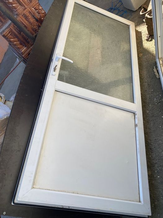 Vând urgent uși și geamuri termopan