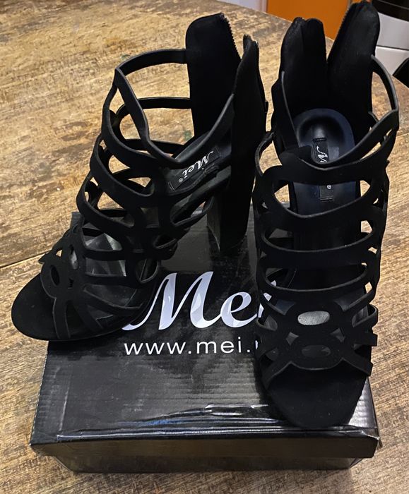 Обувки на висок ток