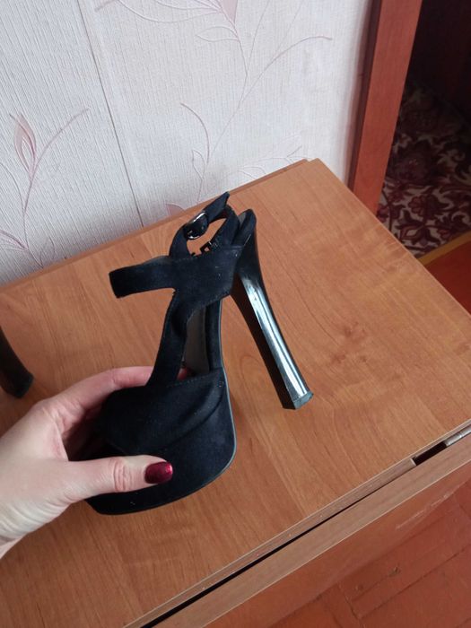 Продам босоножки