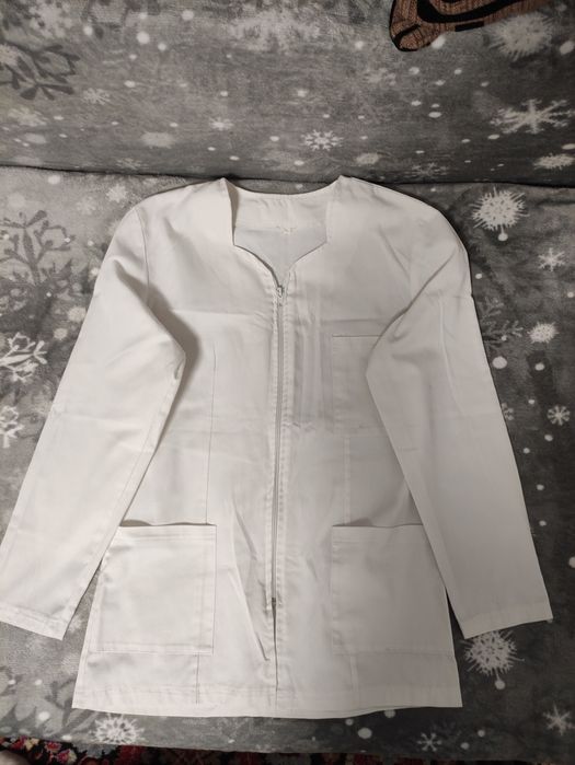 Vând costume medicale  damă