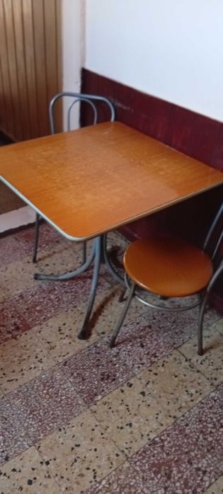 Vând masa cu scaune bine întreținute preț avantajos..durabile și rezistente masa 150 lei/buc și scaun 60lei/ buc..