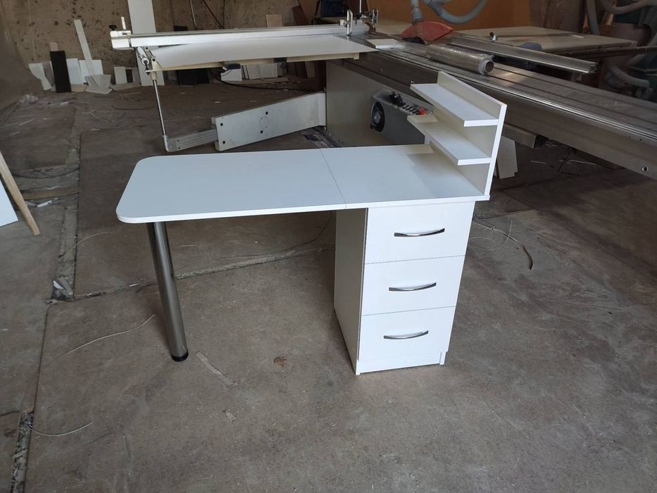 Маникюрный стол новый