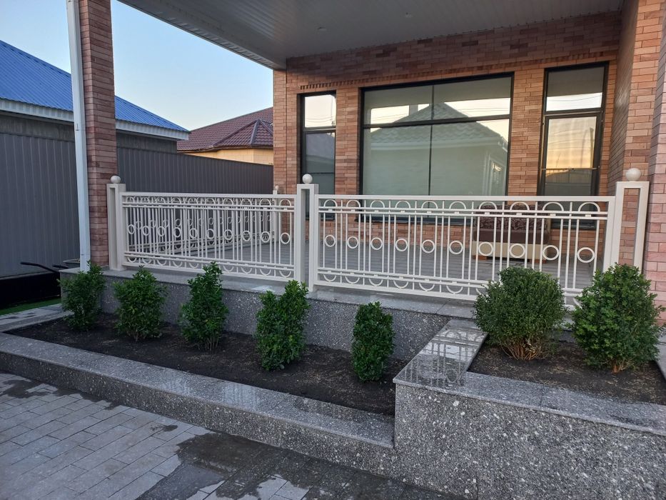 Садовник. Обрезка деревья.