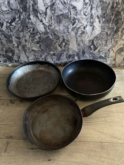 Сковородки б/у цена за все 8000