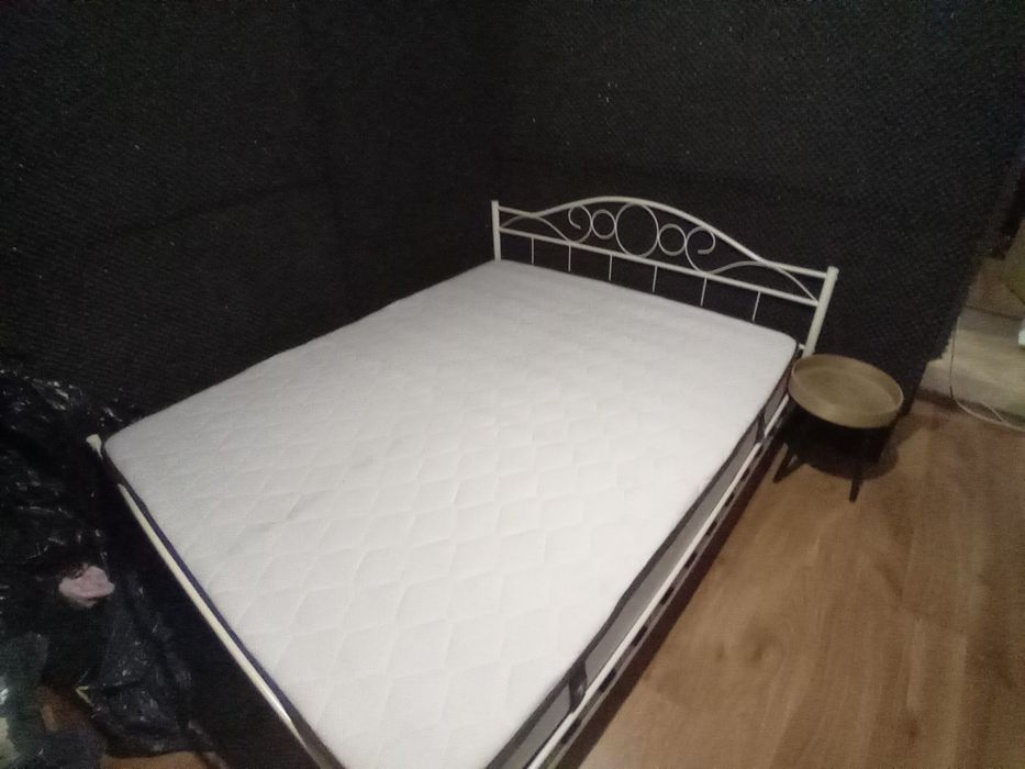 Pat Dublu Alb Metalic Plus Saltea 160x200 - Noptieră Cadou