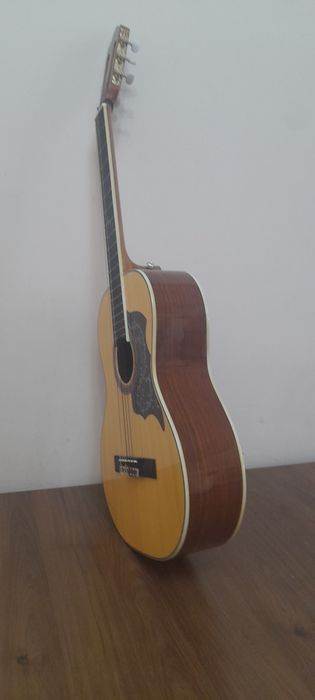 Gitara sotiladi, arzon narxda