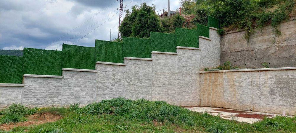 Ограда. Метални оградни пана и колове. Мрежа с декорация. Врати.