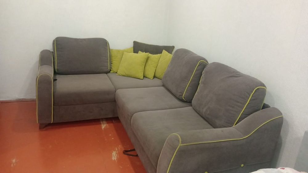 Угловой диван с ящиками.