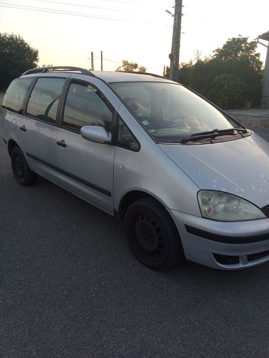 Două bucăți Ford Galaxy