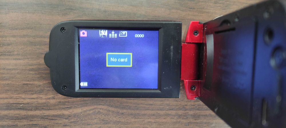 Продавам дигитална HD видео камера Sony HDR-CX240