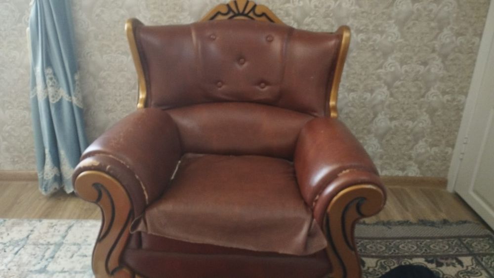 Диван и два кресла.