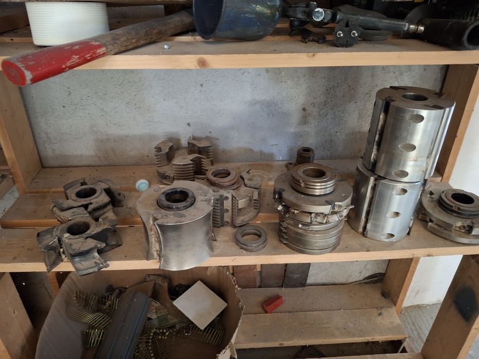 Mașina rindeluit la patru fete